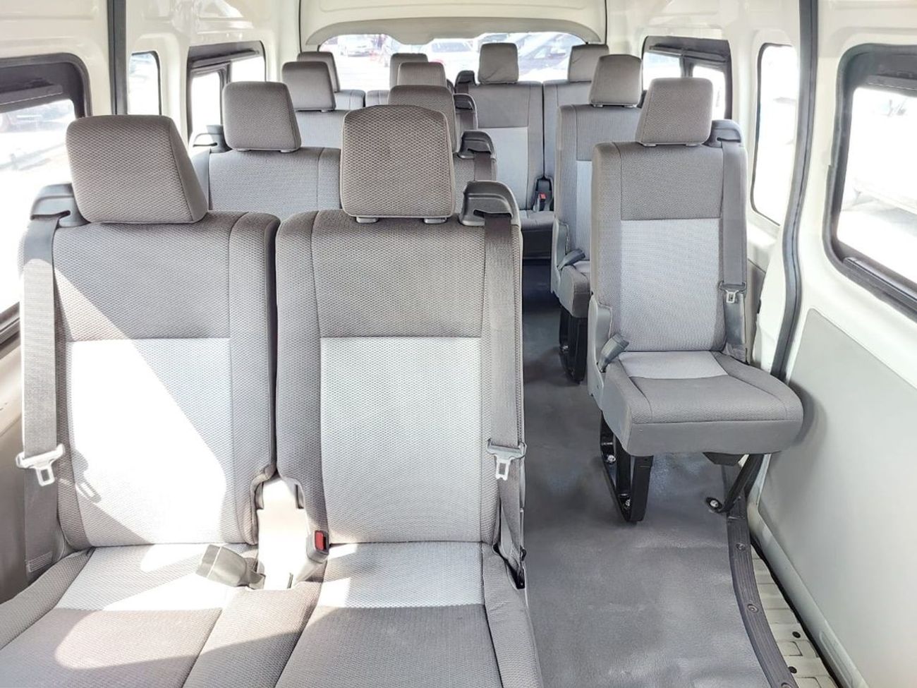 Toyota Hiace TOYOTA HIACE COMMUTER VAN RIGHT HAND DRIVE(PM02363)