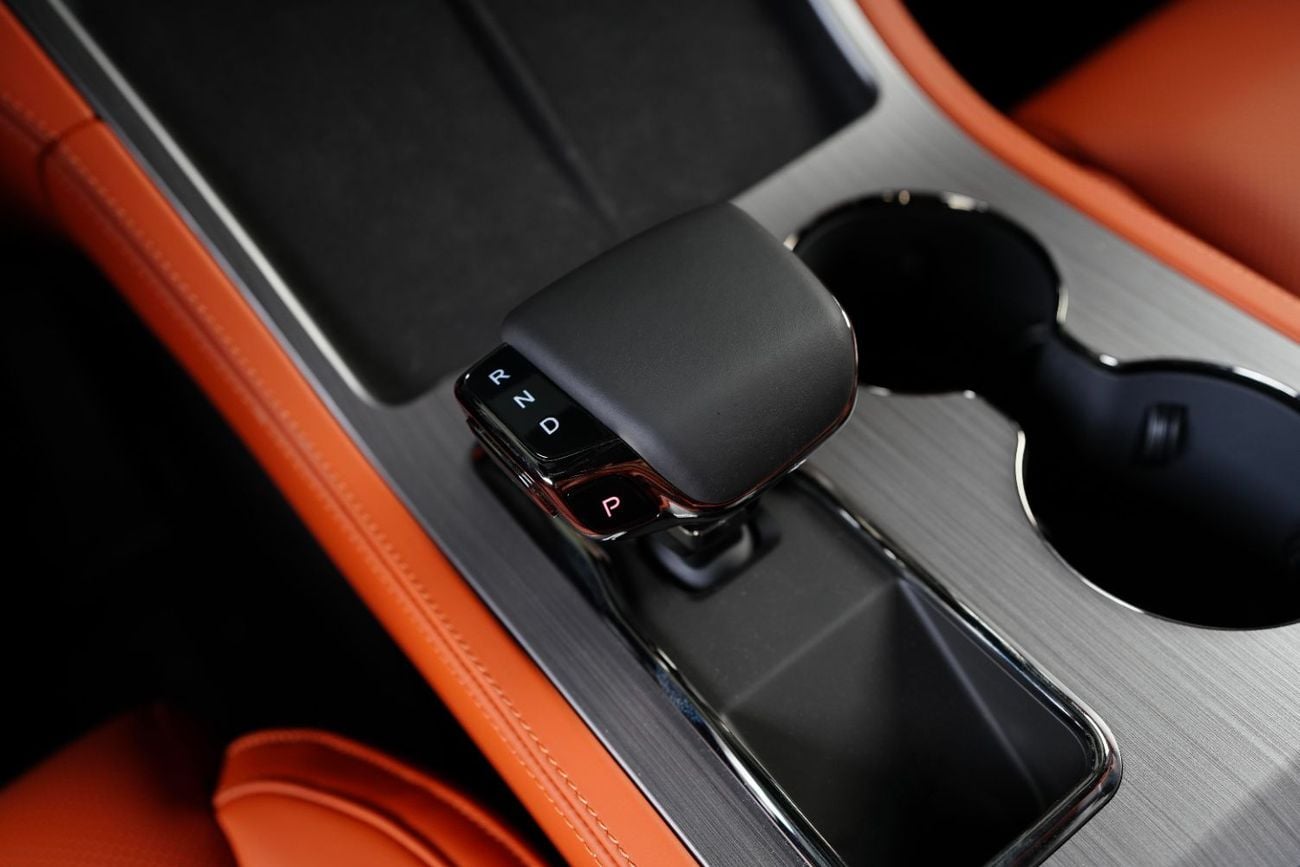 روكس 01 STD 6 Seats-Premium Leather Interior-5 Years Warranty and Service Contract-Black Contrasting Roof