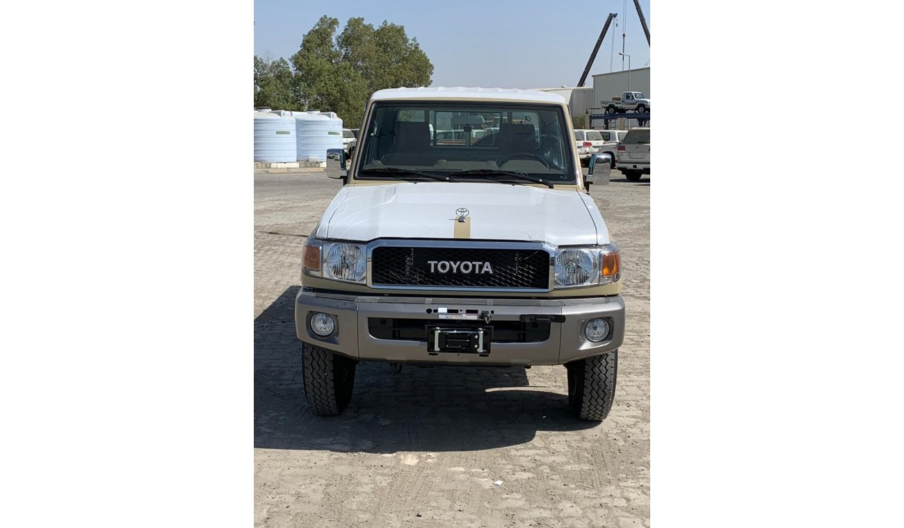 Toyota Land Cruiser Pick Up 4.0L single cabin Mid Option DL + winch