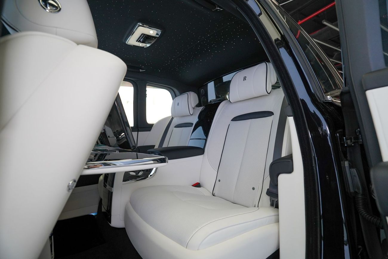 Rolls-Royce Cullinan silver badge