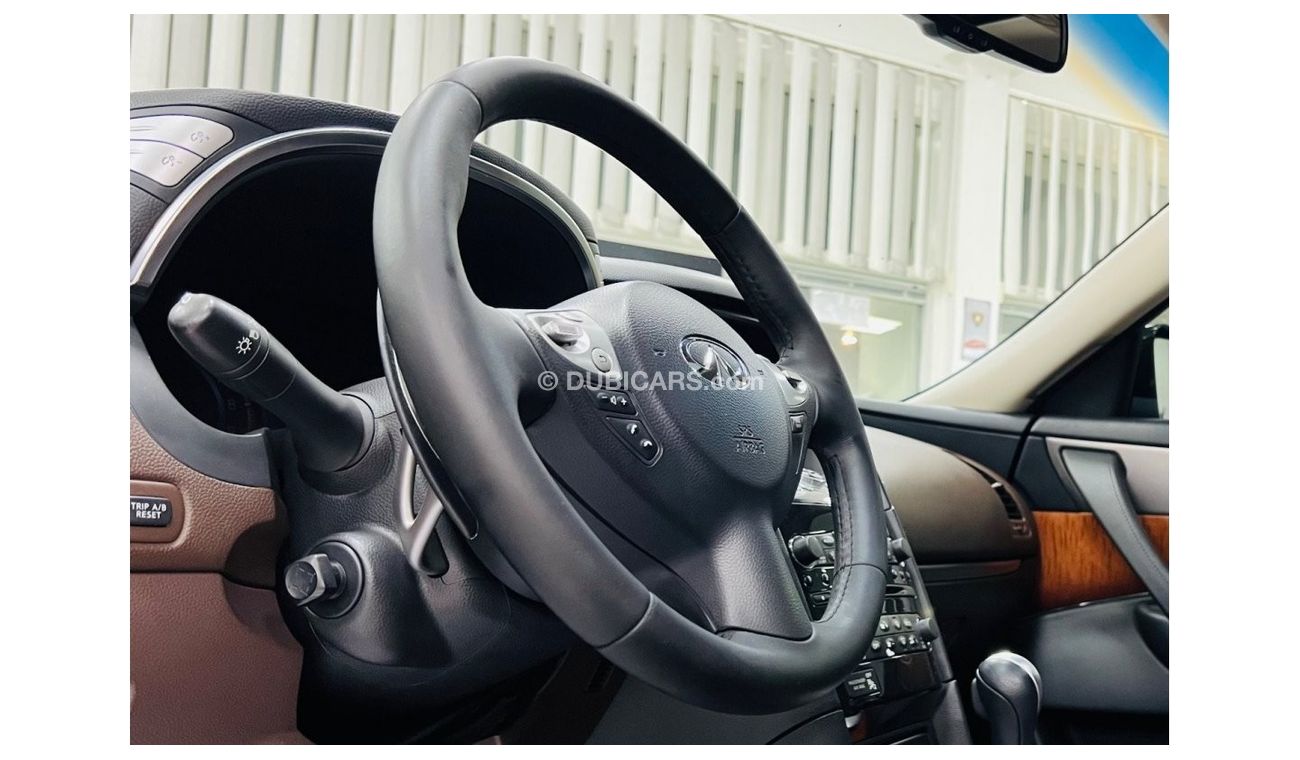 Infiniti QX70 Luxury GCC .. Full Options .. V6 .. NAV .