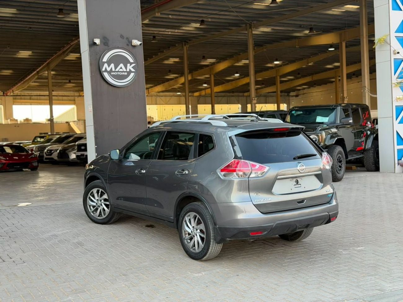نيسان روج SV (NON GCC) SL / V4 2.5L / PANORAMIC SUNROOF /360 CAMERA / BIG SCREEN / 4X4 / RIMS / IN PERFECT CON