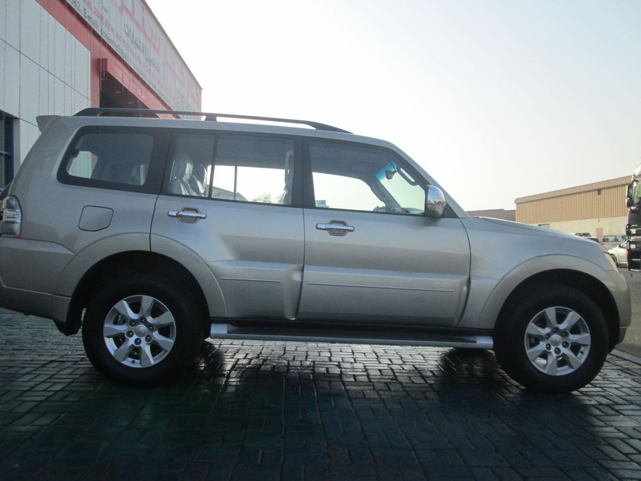 ميتسوبيشي باجيرو GLS M/L DIAMOND GLS Mid 3.5L (189 HP) (7 Seater)