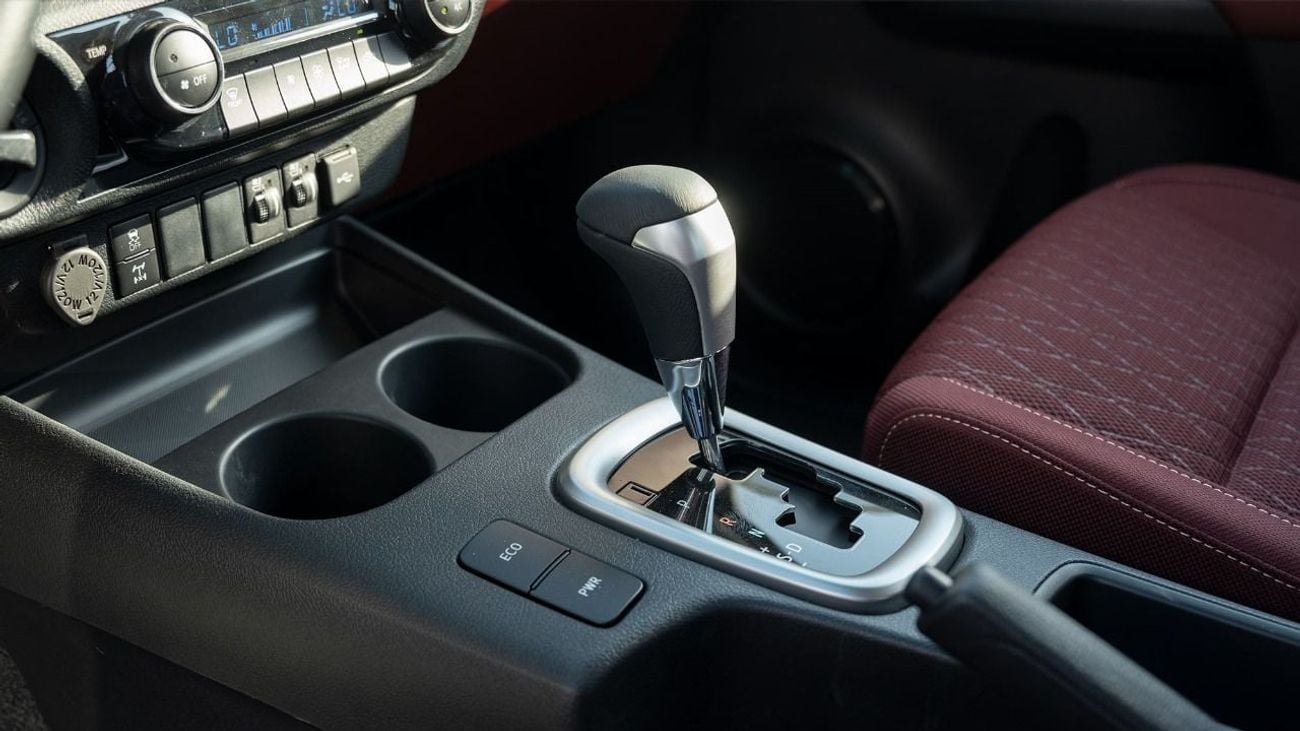 تويوتا هيلوكس 2025 Toyota Hilux 4x4 2.7L petrol AT with cooling seats Full option GCC Specs (Export Price)