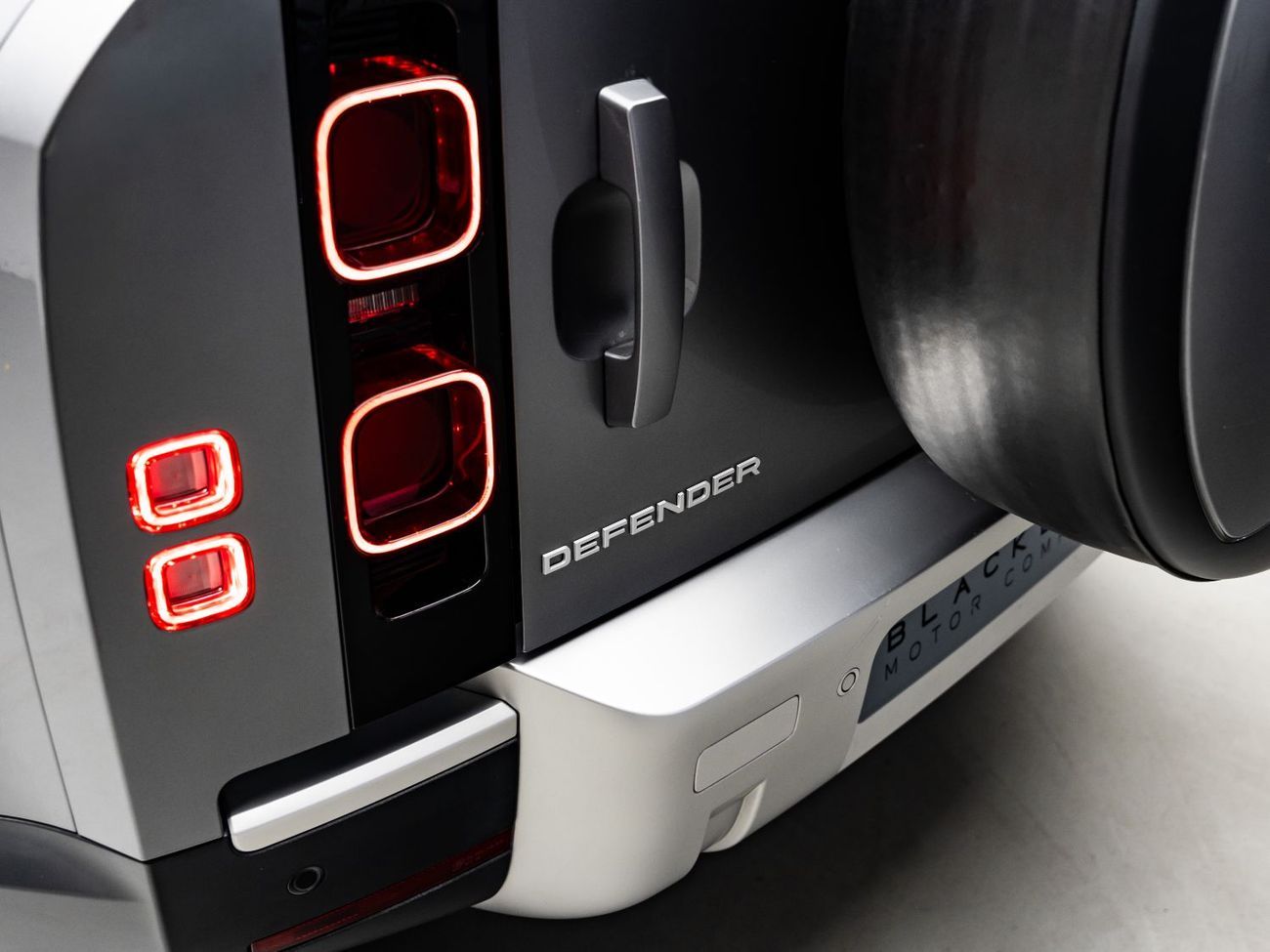 لاند روفر ديفندر 2023 Land Rover Defender 110 P300 SE, 2.0 TC I4 4WD, 300bhp, 8 Speed Auto