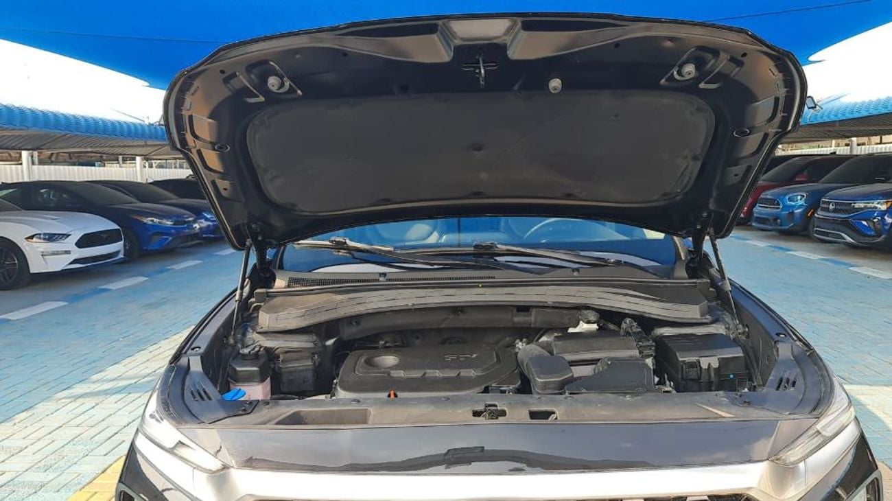 Hyundai Santa Fe car in good condition 2020 2.4L 4WD full configuration