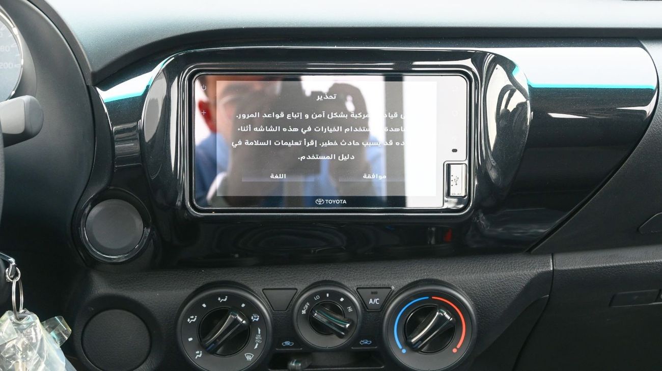 تويوتا هيلوكس Toyota Hilux 2024 Single Cab 2.4L Diesel Transmission Manual 5 Cargo Hooks White outside Black insid