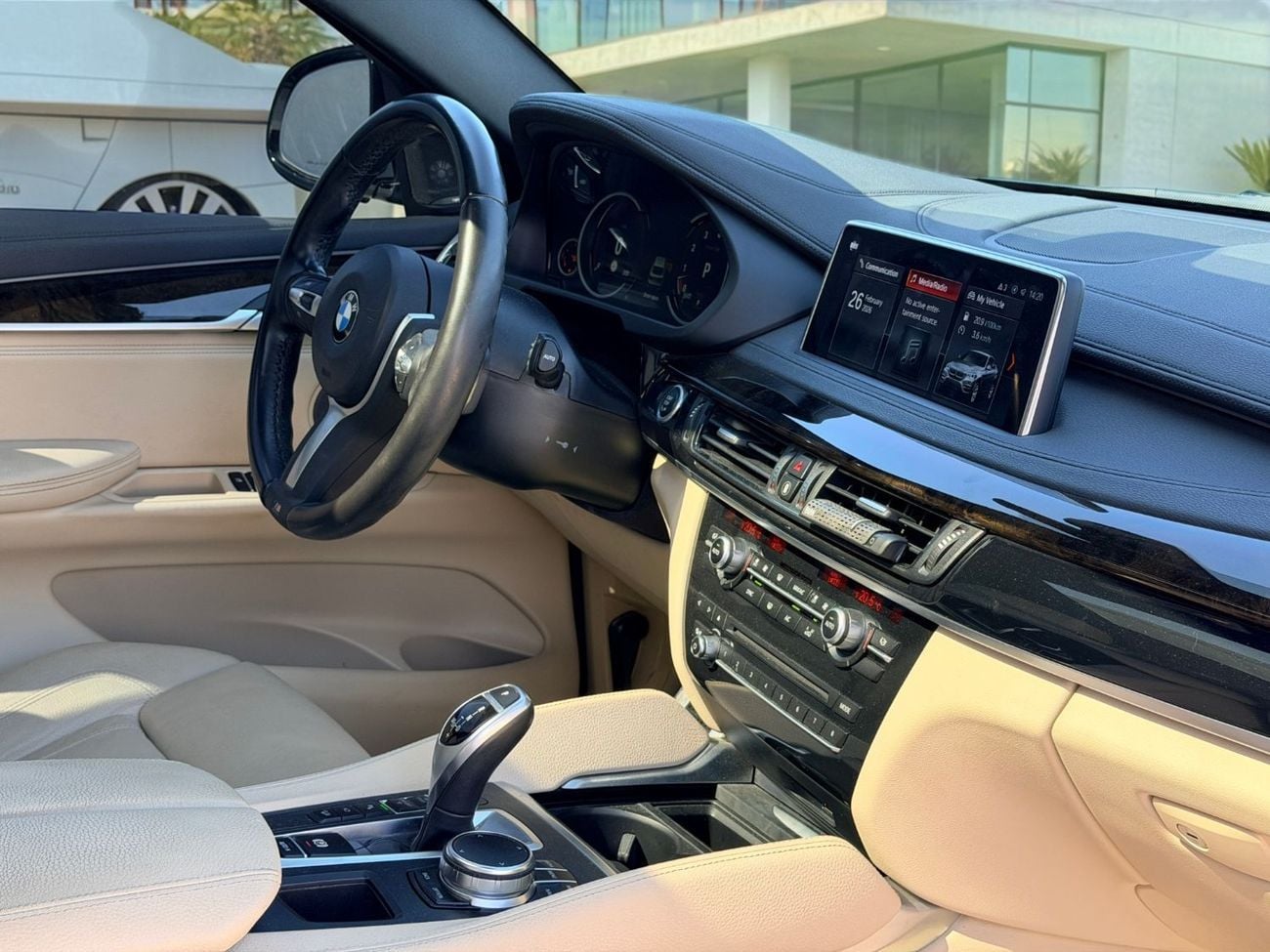 بي أم دبليو X6 AED 1,880 P.M | 0% DOWN PAYMENT | BMW X6 XDRIVE35I M KIT | AGENCY SERVICE HISTORY | 2019 | GCC SPECS