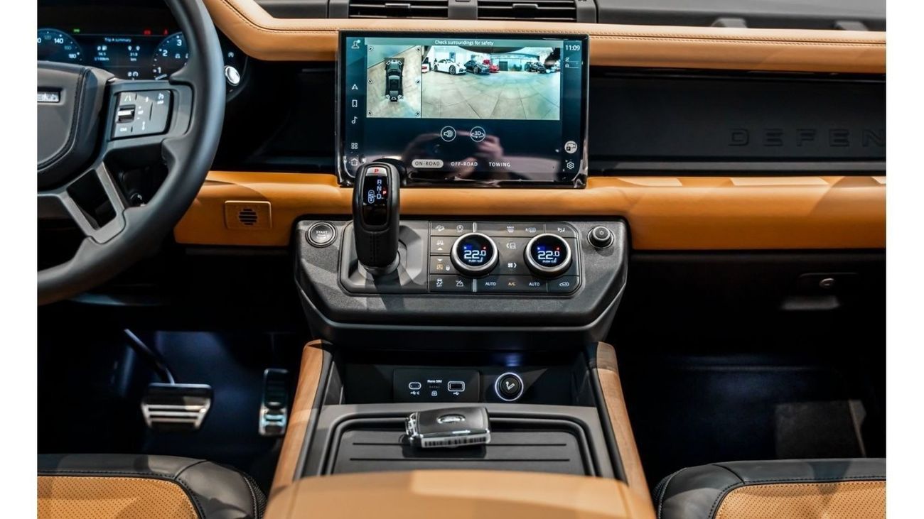 لاند روفر ديفندر 2024 Land Rover Defender X P400, 2029 Land Rover Warranty + Service Contract, Low KMs, GCC