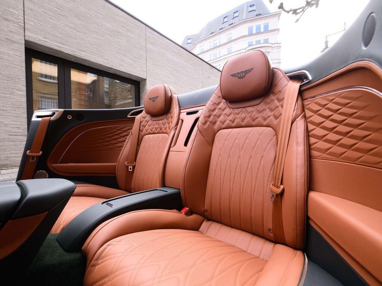 بنتلي كونتيننتال 4.0 V8 High-Performance 25.9kWh GTC Azure Auto 4WD Euro 6 (s/s) 2dr (EXPORT ONLY) Right hand drive