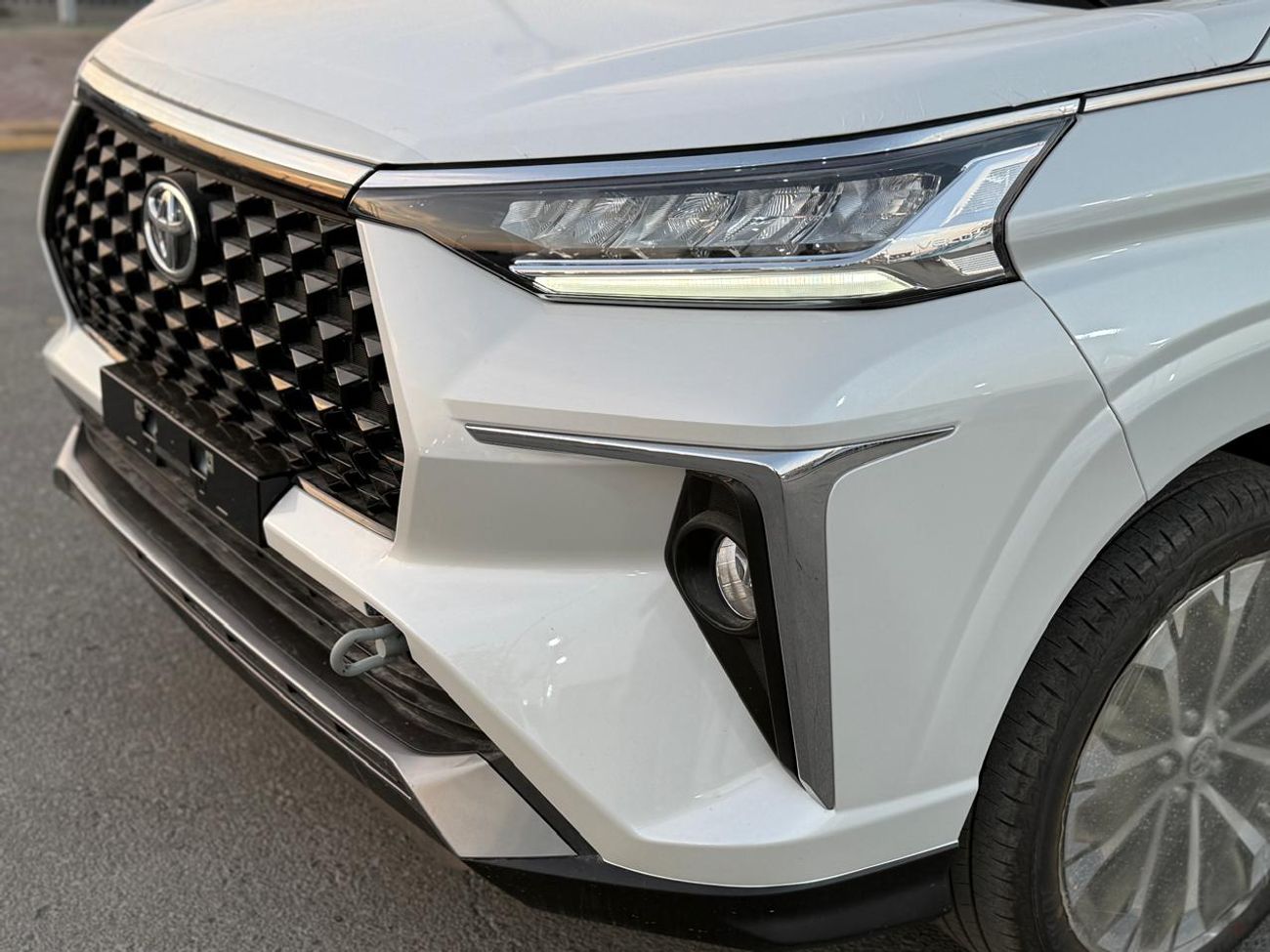 تويوتا فيلوز VELOZ - V Full Option 1.5L 4 Cylinders - 7 Seats 2025 Model