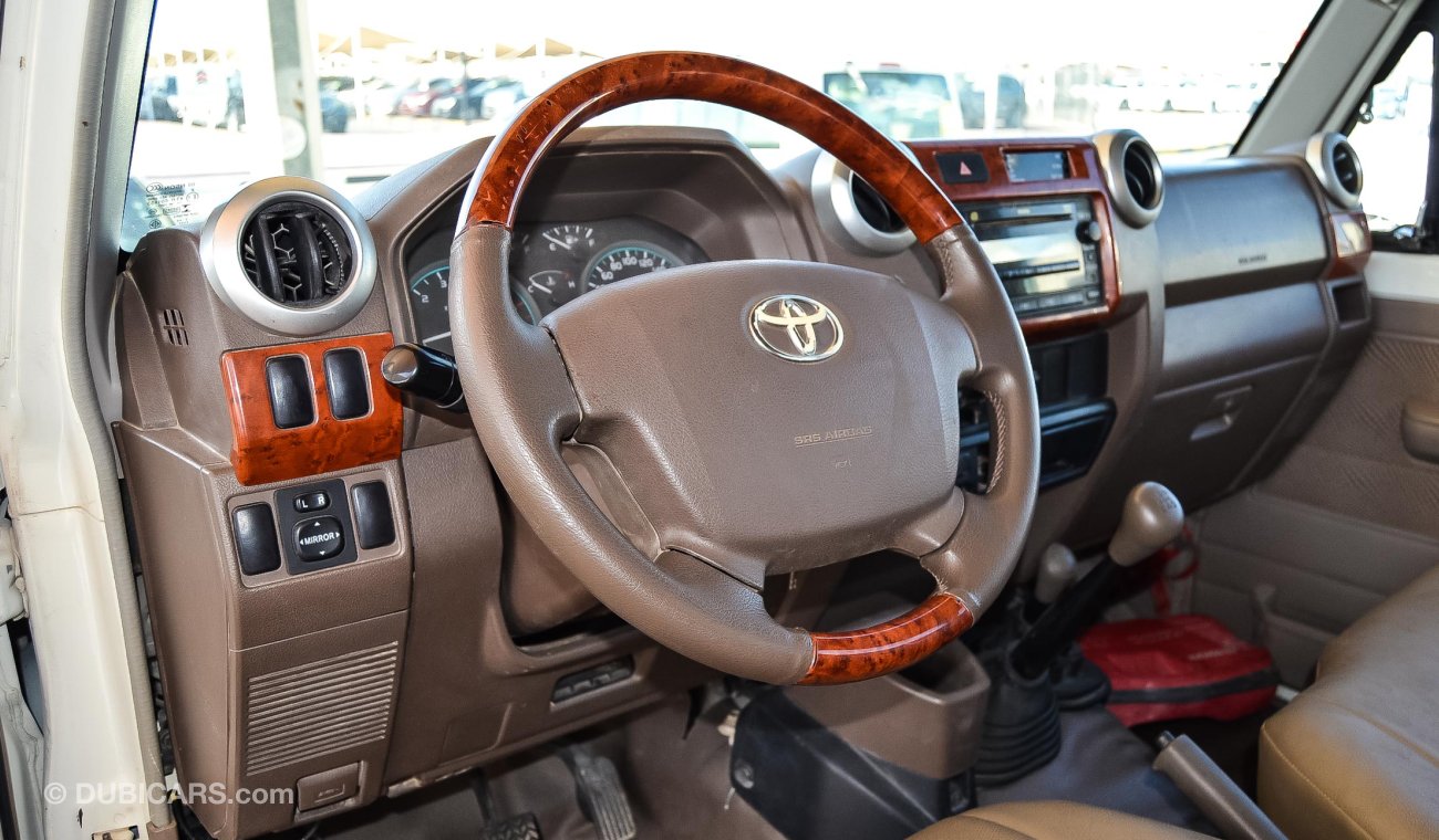 Toyota Land Cruiser Pick Up LX V6