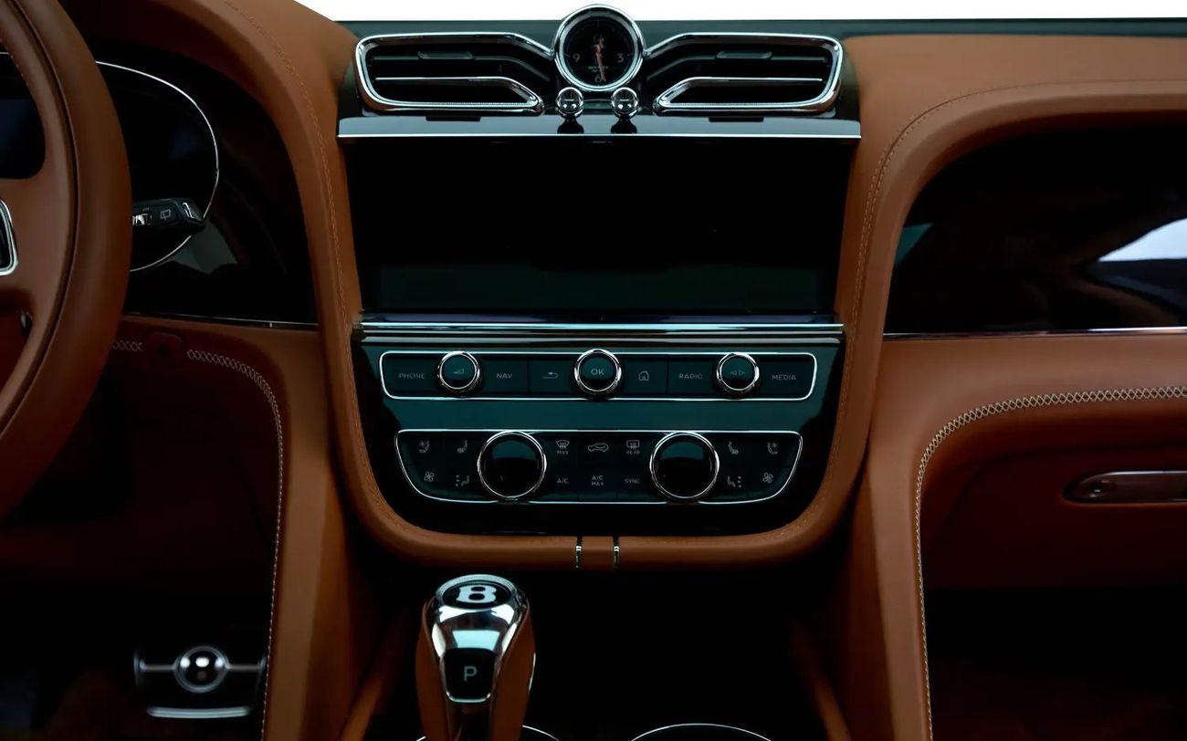 Bentley Bentayga Azure 4.0T - GCC Spec - With Warranty and Service contract ( Al Habtoor )