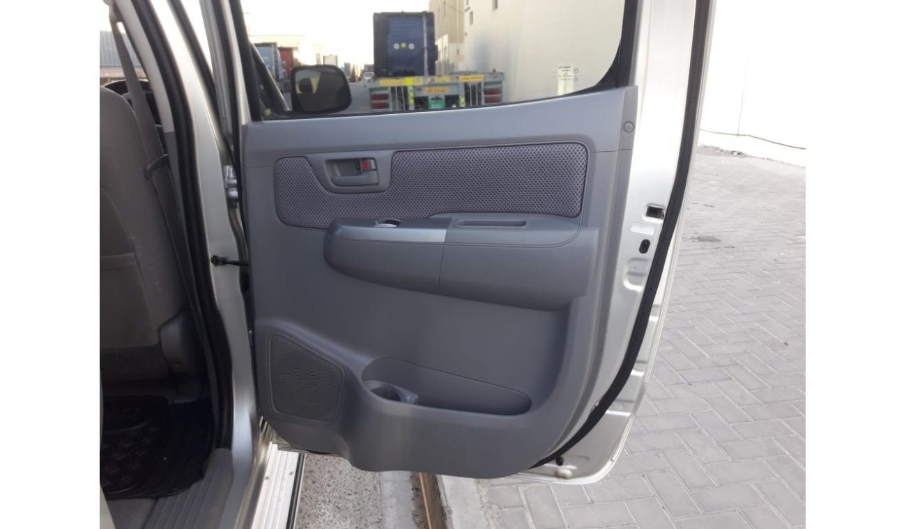 تويوتا هيلوكس Hilux pickup RIGHT HAND DRIVE (Stock no PM 758)