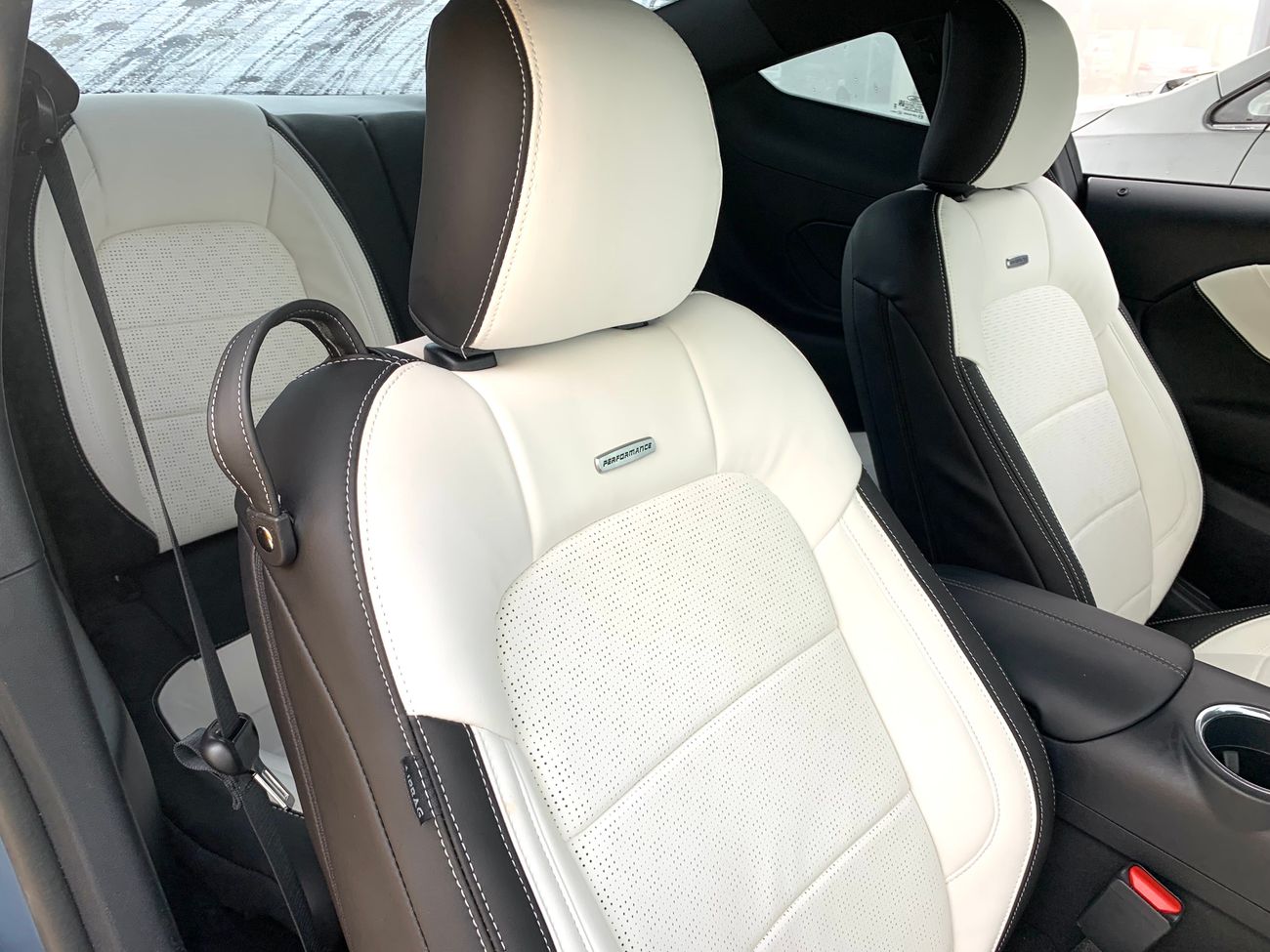 فورد موستانج Performance Package with upgraded brakes, sport suspension and cold air intake