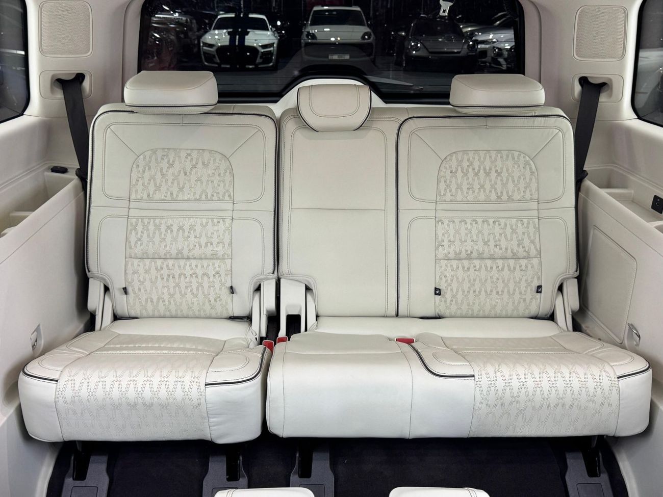 Lincoln Navigator Presidential 3.5L 2023 Lincoln Navigator, 2028 Lincoln Warranty + Service Pack, 7 Seater, GCC
