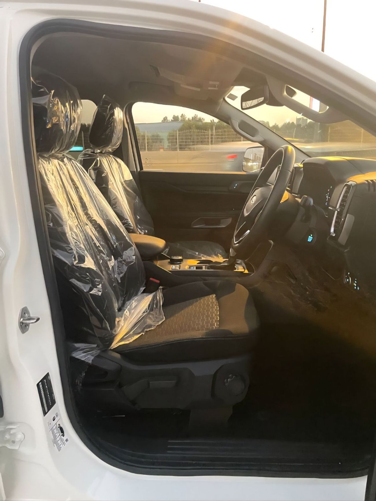 فورد رانجر XLT 2.0L Double Cabin Diesel YN2S Engine Automatic Gear 4WD 4-Cylinders 5 Seats 5 Doors