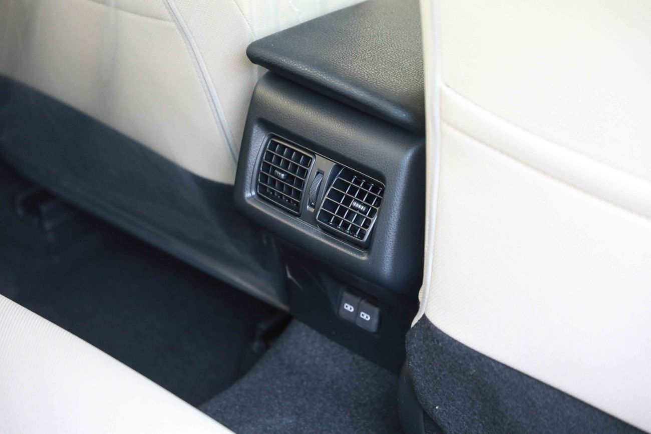 تويوتا كامري 2025 TOYOTA CAMRY LE 2.5 Hybrid - SILVER METALLIC inside BEIGE | Export Only