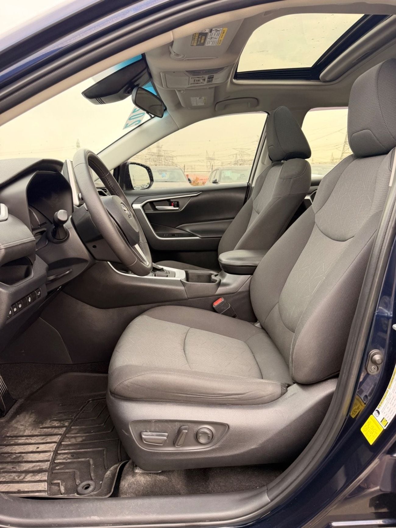 Toyota RAV4 XLE 2.5L  4X4 Sunroof, push start full option