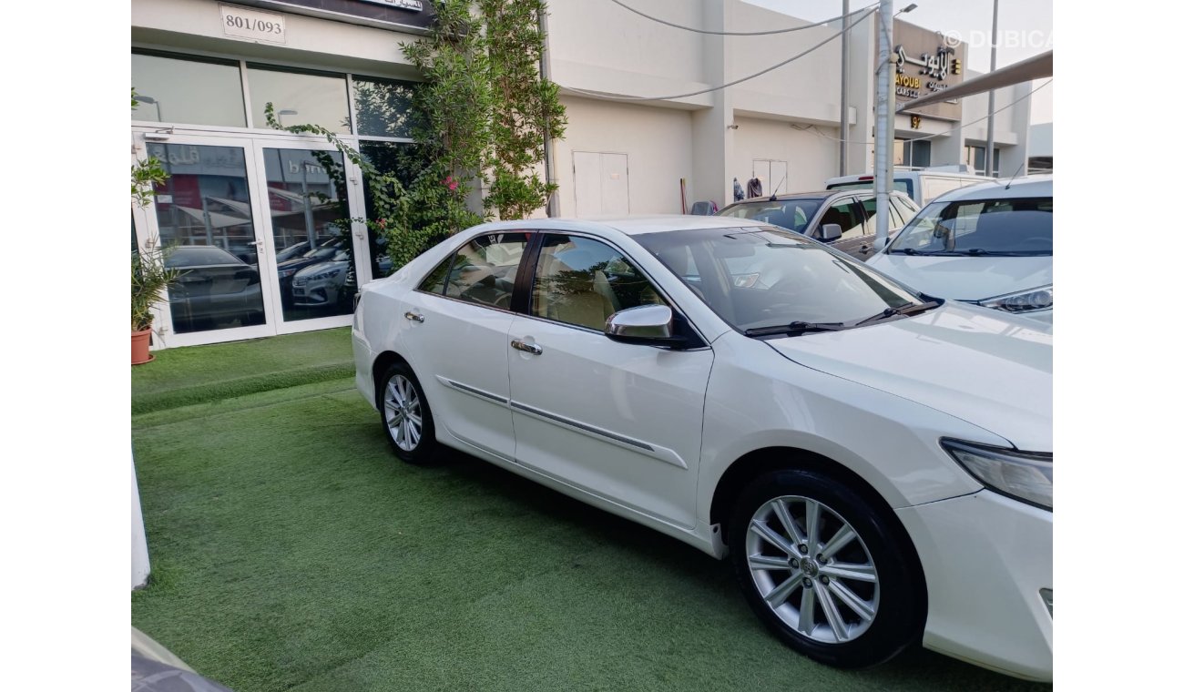 Toyota Camry 2012 GCC model, white color, beige interior, without accidents, rear camera control, Android screen,