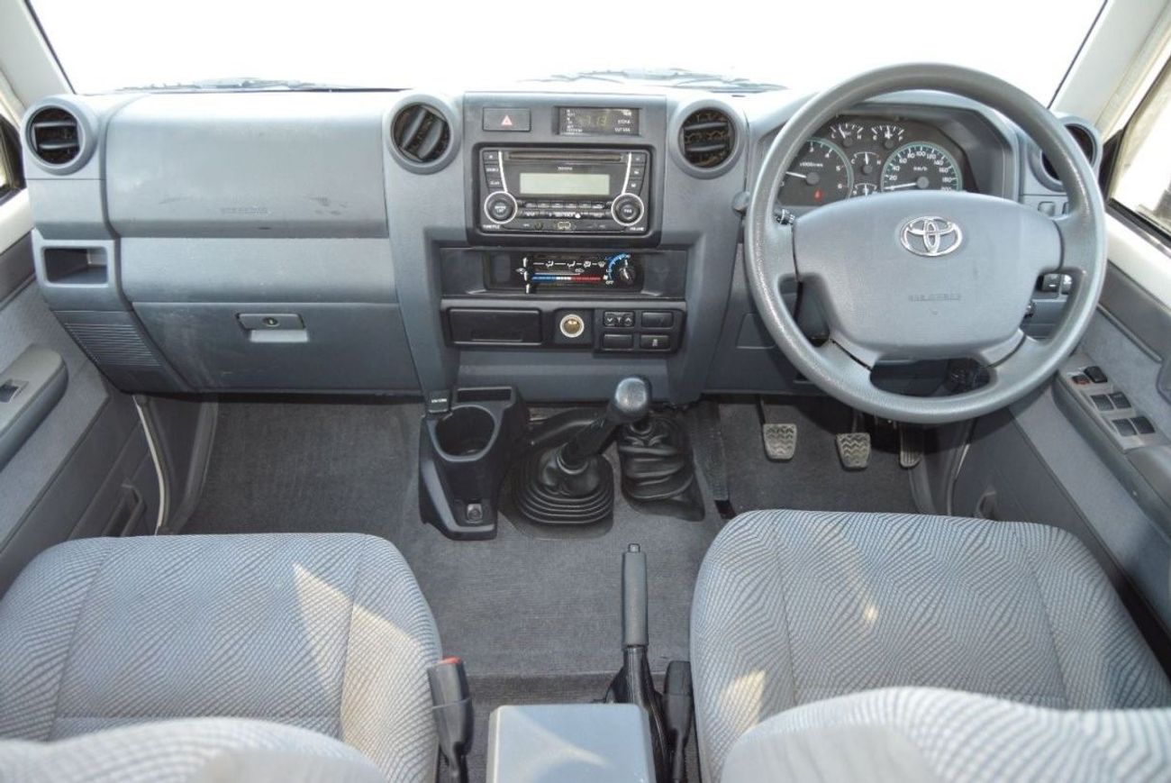 Toyota Land Cruiser Pick Up Double Cab Std Perfect insaid and out