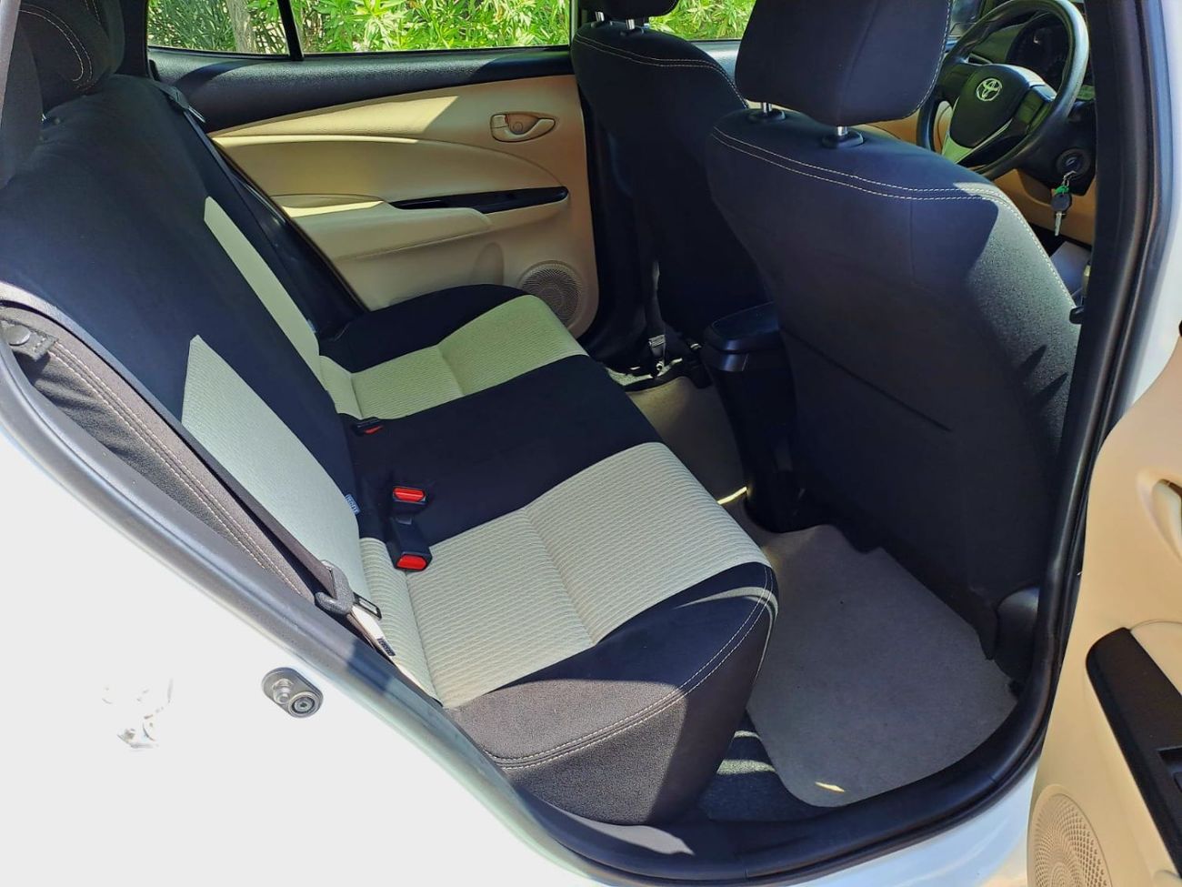 تويوتا يارس SE 1.5L Hatchback