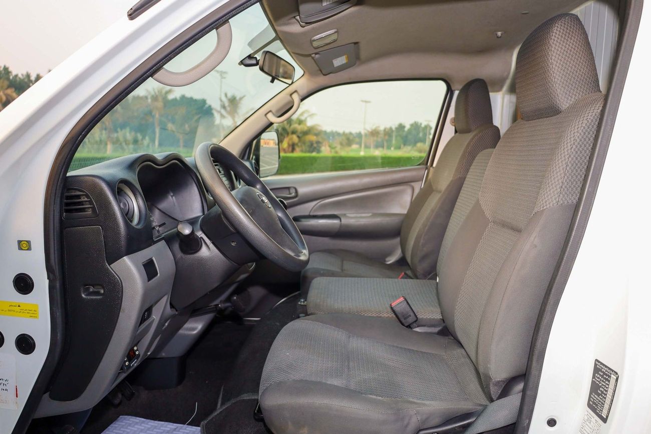 Nissan Urvan Std NV350 SR Chiller Van - M/T 2.5L Petrol - GCC Specs - Like New Condition