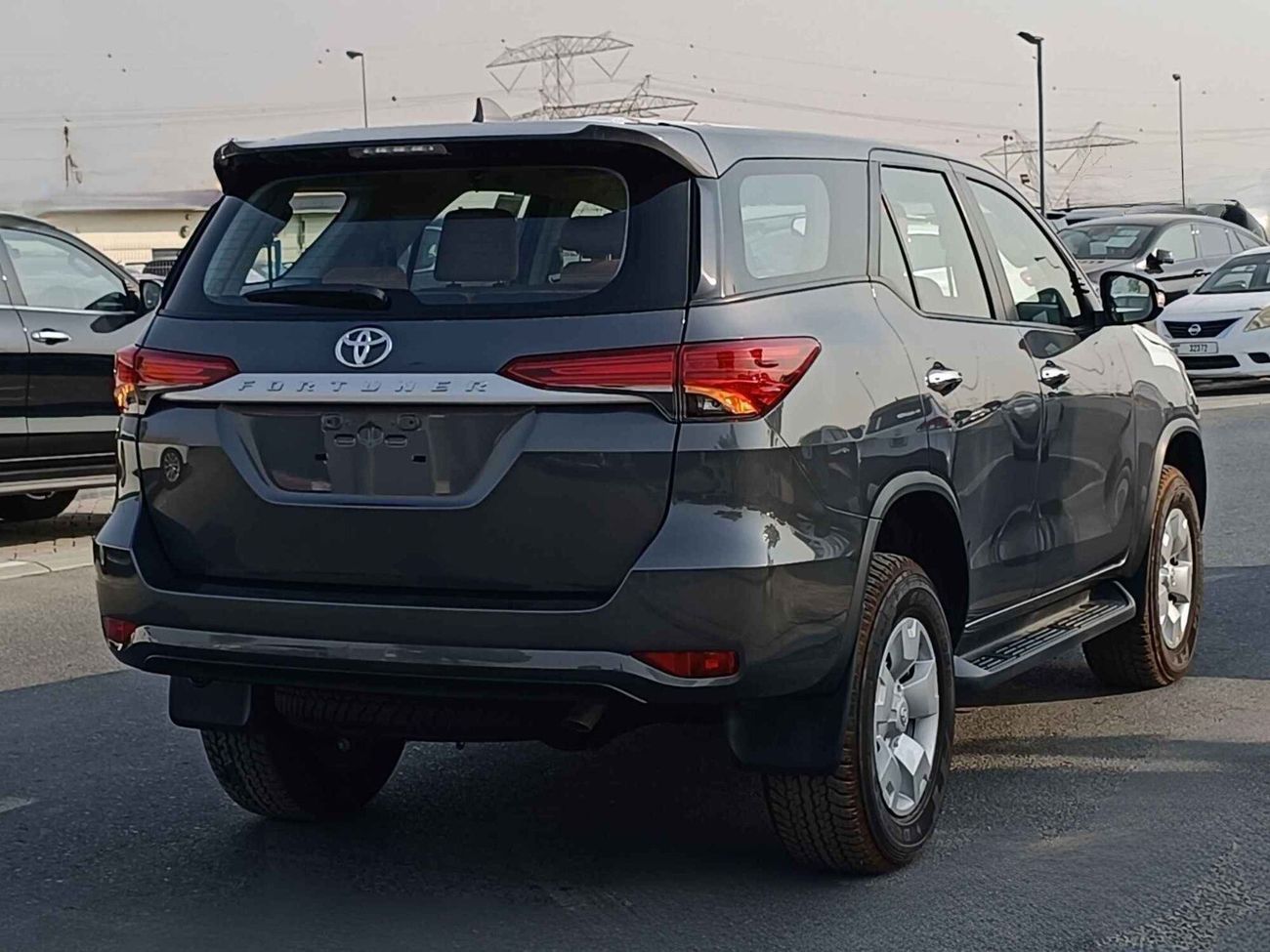 Toyota Fortuner DIESEL ,2.4L V4 / SC 8 AUDIO DISPLAY / MANUAL A.C / "17" STEEL WHEELS / 4X4 (CODE # FD24B)