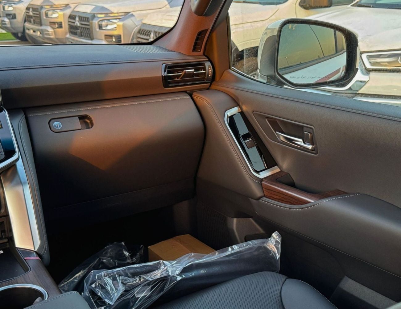 Toyota Land Cruiser GXR || 4.0L PETROL V6 | SUNROOF | LEATHER WITH PWR SEATS | COOL BOX (CODE # GXR4M2)