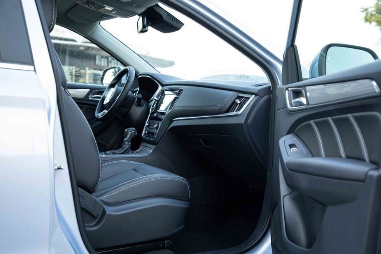 أم جي RX5 2023 MG RX5 2.0 AWD LUXURY - أزرق سماوي من الداخل أسود