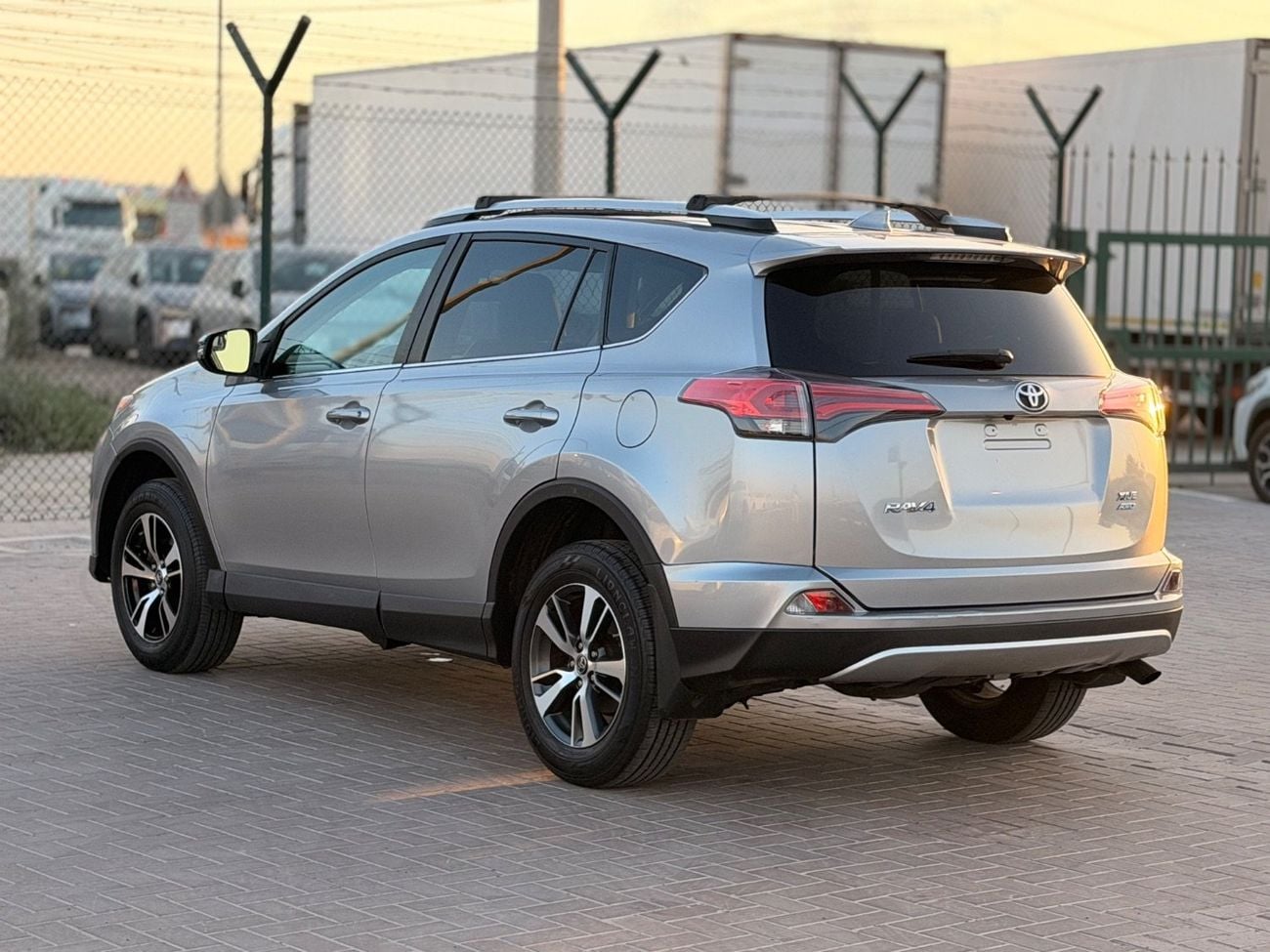 Toyota RAV4 XLE 2.5L 4x4 drive / sunroof, leather seats/ full option