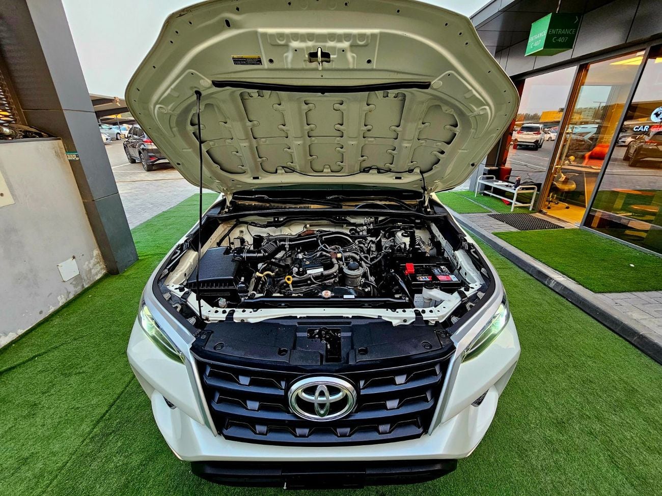 Toyota Fortuner EXR FORTUNER EXR / V4 2.7L / LEATHER SEATS / DVD CAMERA / LOW MILEAGE