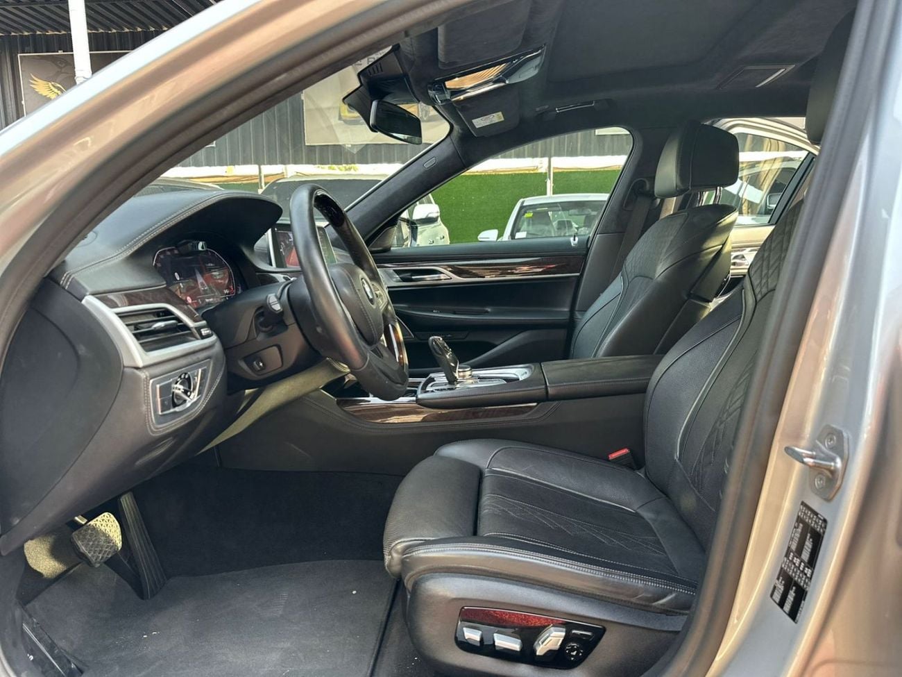 بي أم دبليو 740Li 3.0 لتر TwinPower Turbo - عدد 6 سلندر ناقل الحركة: أوتوماتيك من 8 سرعات (Steptronic)