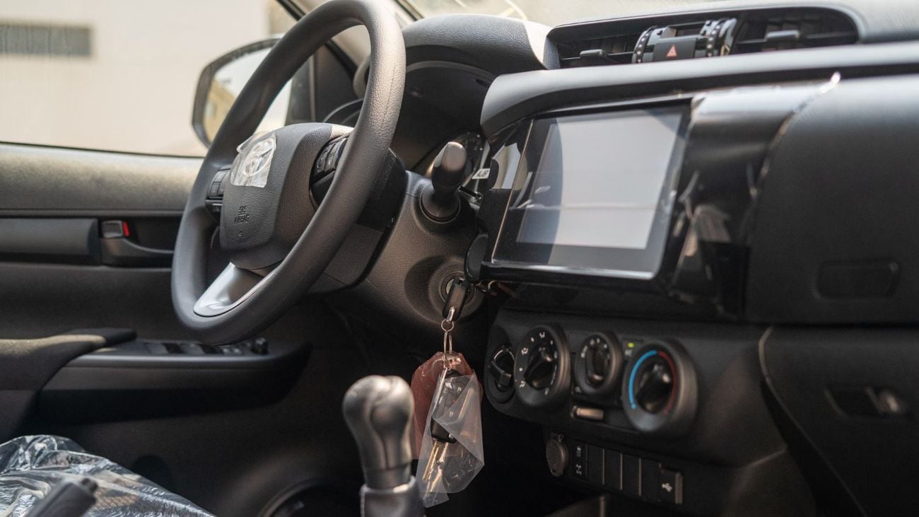 Toyota Hilux S GLX 2.4L 4WD M/T 2025YM