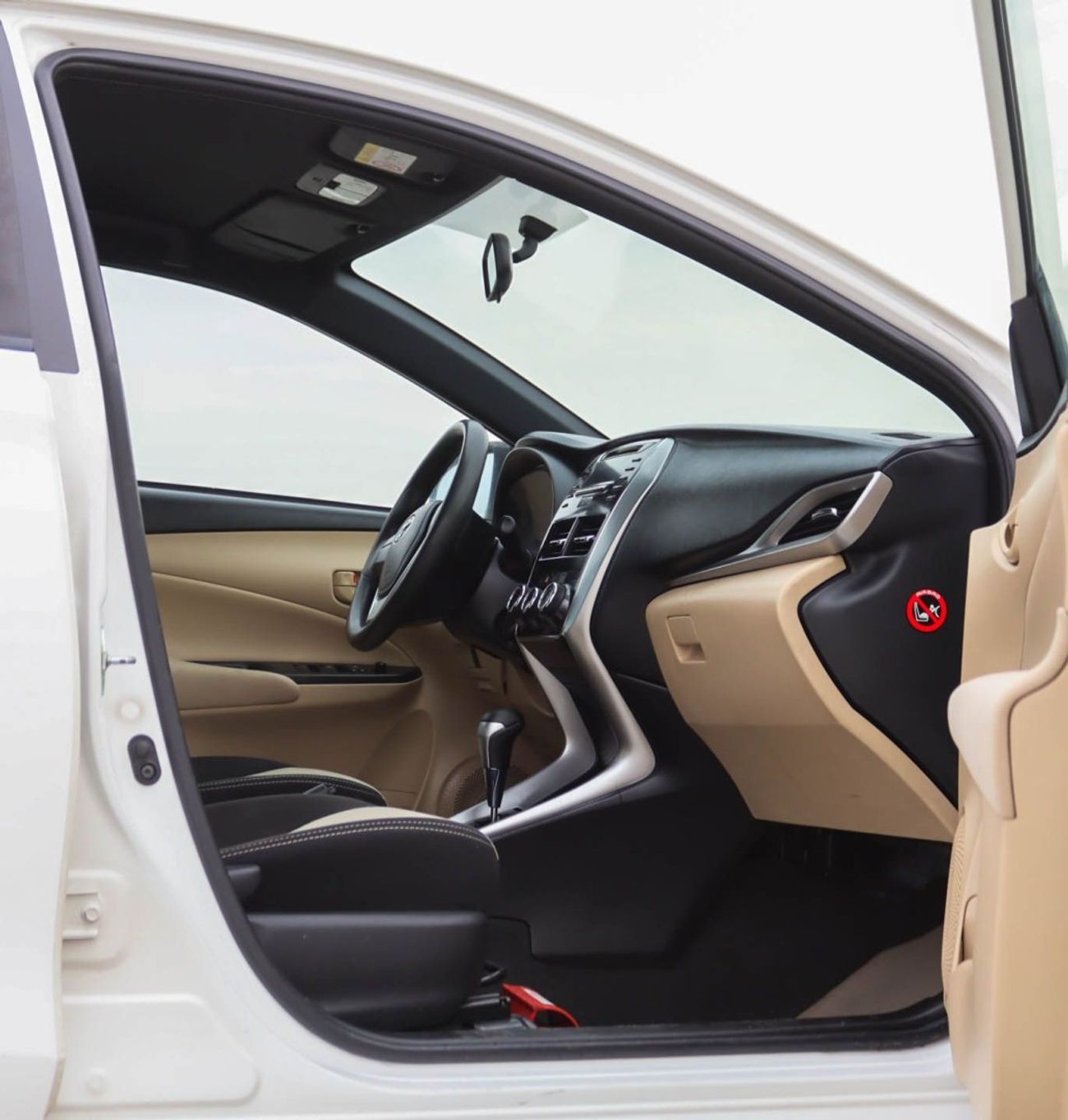 تويوتا يارس SE 1.3L (98 HP) hatchback Toyota Yaris 1.3L 2019 GCC accident-free in excellent condition 812 P.M