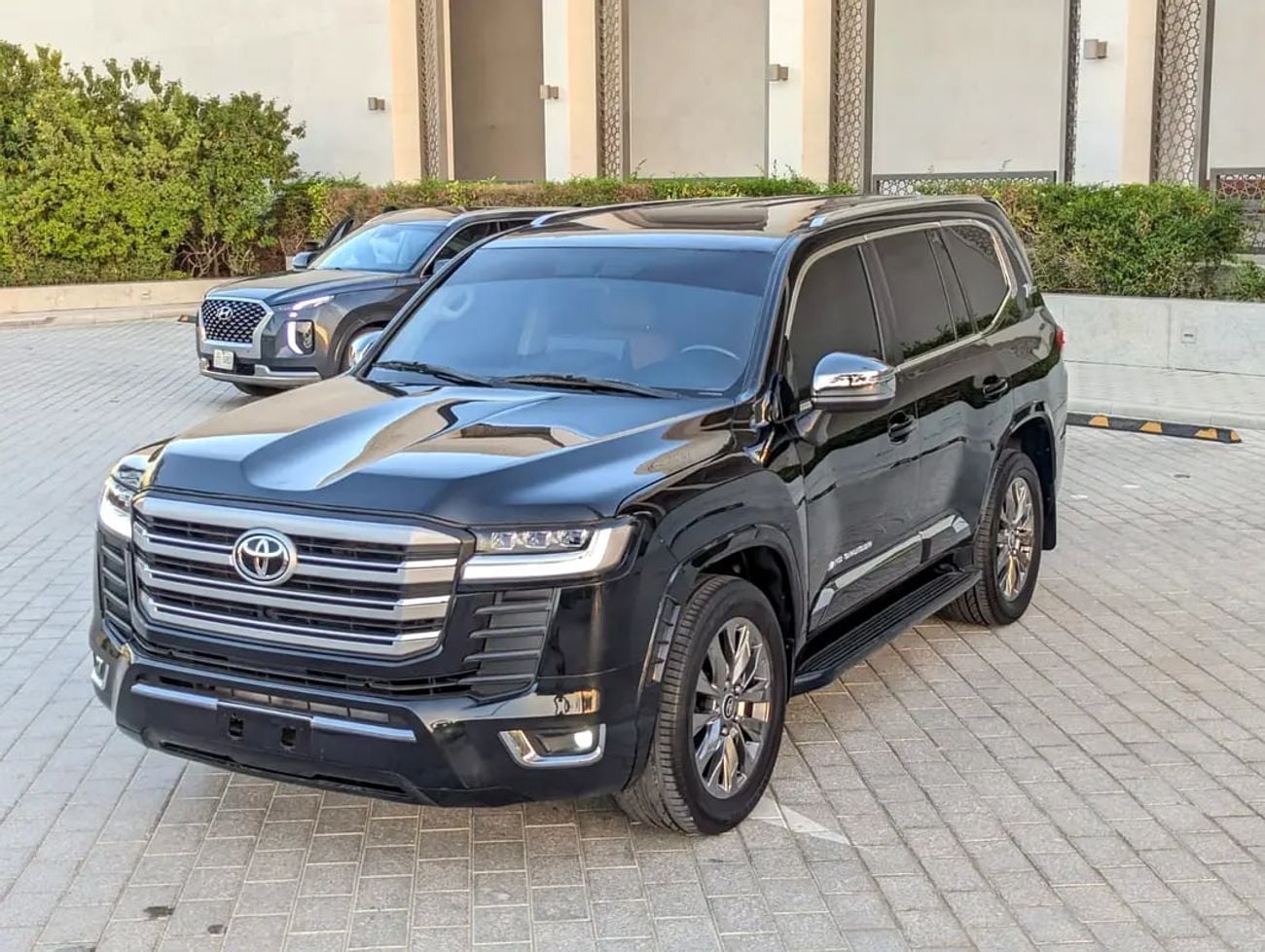 Toyota Land Cruiser GXR FACELIFTED WITH INTERIOR AND EXTERIOR GCC V6 IN EXCELLENT CONDITION