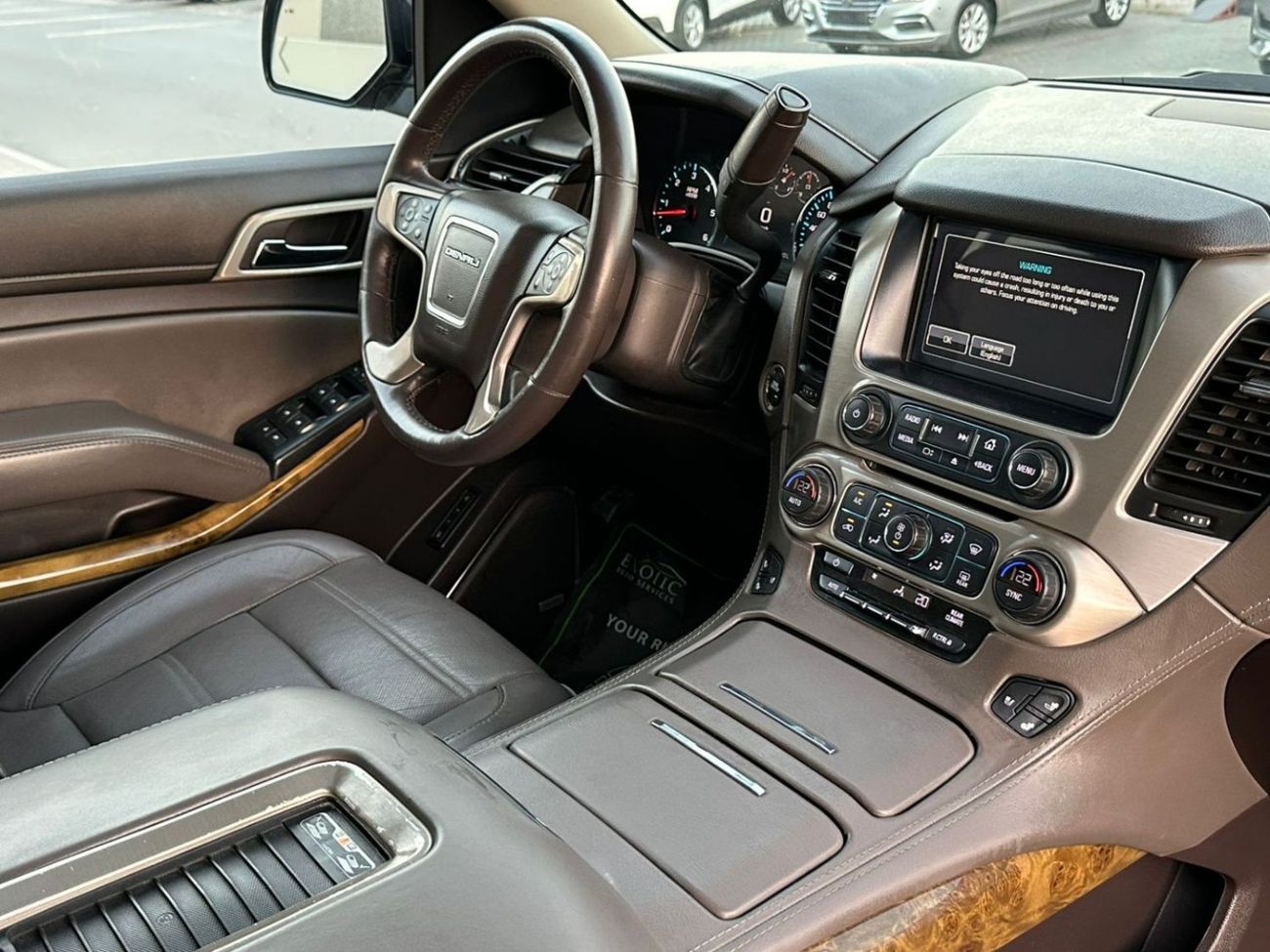 GMC Yukon XL Denali 6.2L (7 Seater) GMC YUKON DENALI XL GCC 2017 ORGINAL PAINT // PERFECT CONDITION