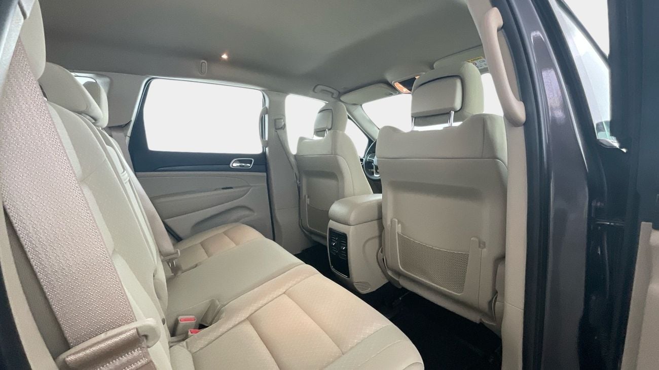 جيب جراند شيروكي Laredo | upto AED 20,000 Ramadan Discount | شامل الضمان | 0 ﺪﻔﻋﺓ ﺃﻮﻟﻯ