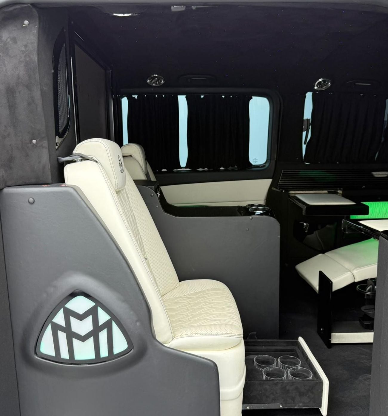 مرسيدس بنز V 250 2023 Mercedes Maybach V250, Warranty, Very Low Km, Fully Loaded, Excellent Condition, GCC