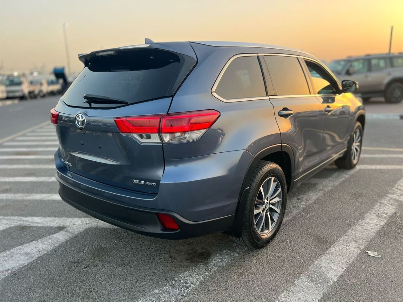 Toyota Highlander 2018 TOYOTA HIGHLANDER XLE   3.5L V-6 //   4 WHEEL DRIVE - 4X4 // SUNROOF //  PUSH START   // LEATHE