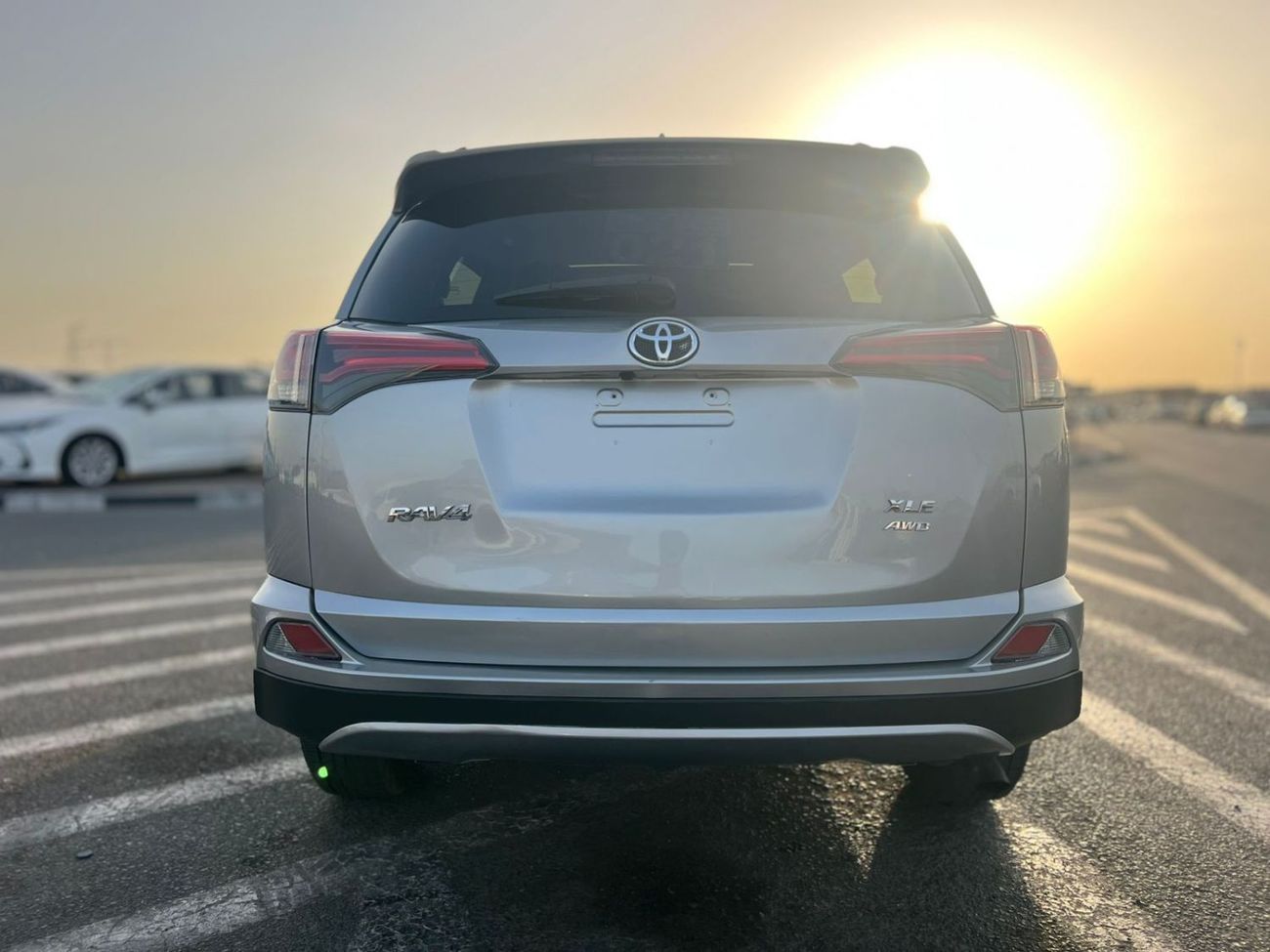 Toyota RAV4 2017 Toyota Rav4 XLE 2.5L V4 Mid Option - 4x4 AWD - Sunroof - Leather Seats -