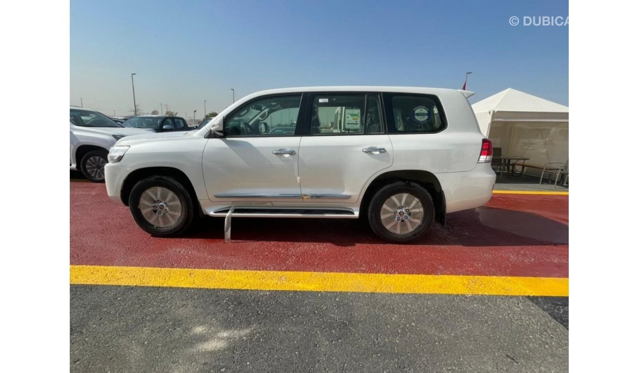 Toyota Land Cruiser Land Cruiser GXR 4.5L Diesel خليجي with Leather Interior Color White Inside Black Model 2021 GCC Spe