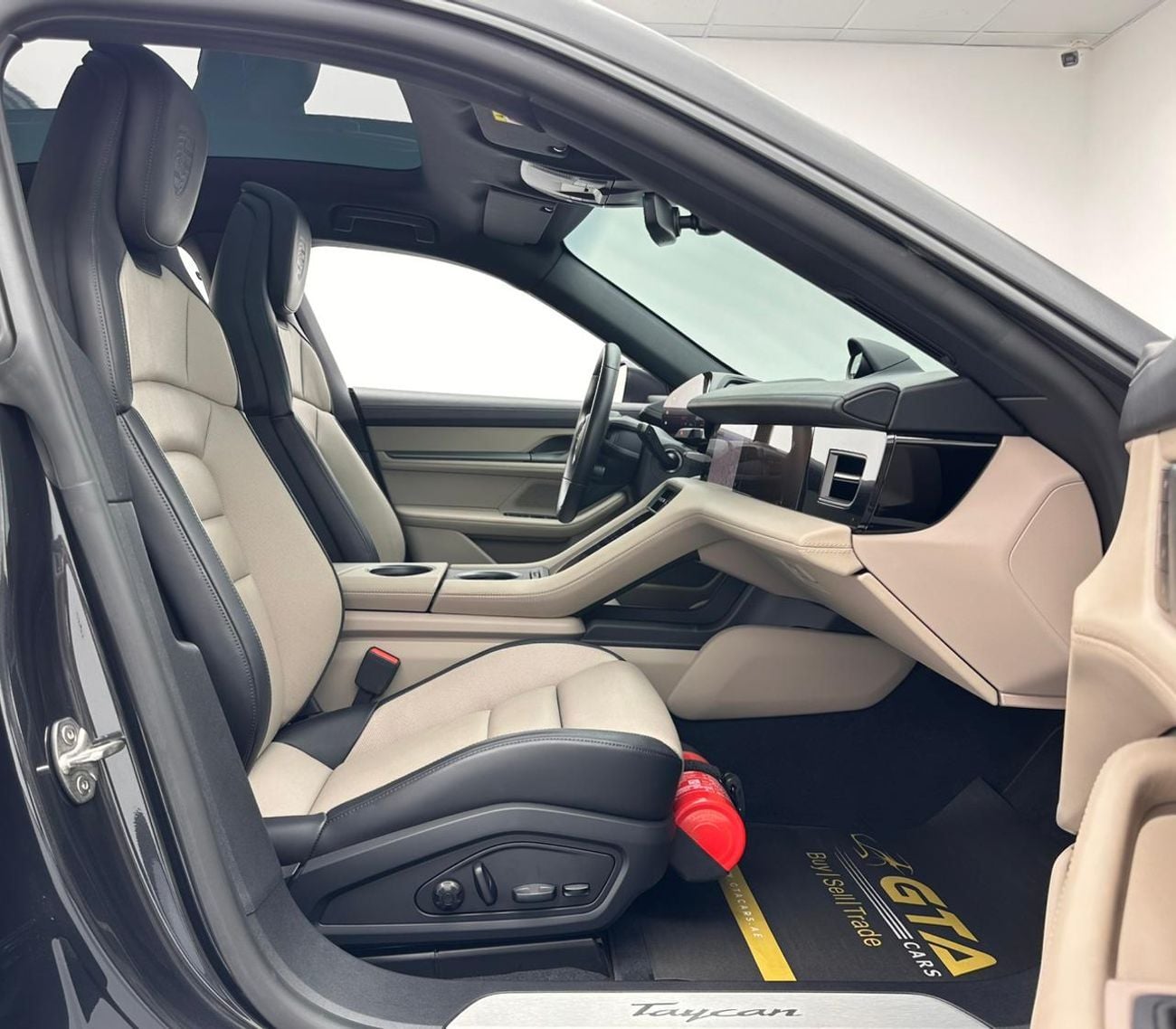 بورش تايكان 2025 Porsche Taycan, Jan/2027 Porsche Warranty, Excellent Condition, GCC