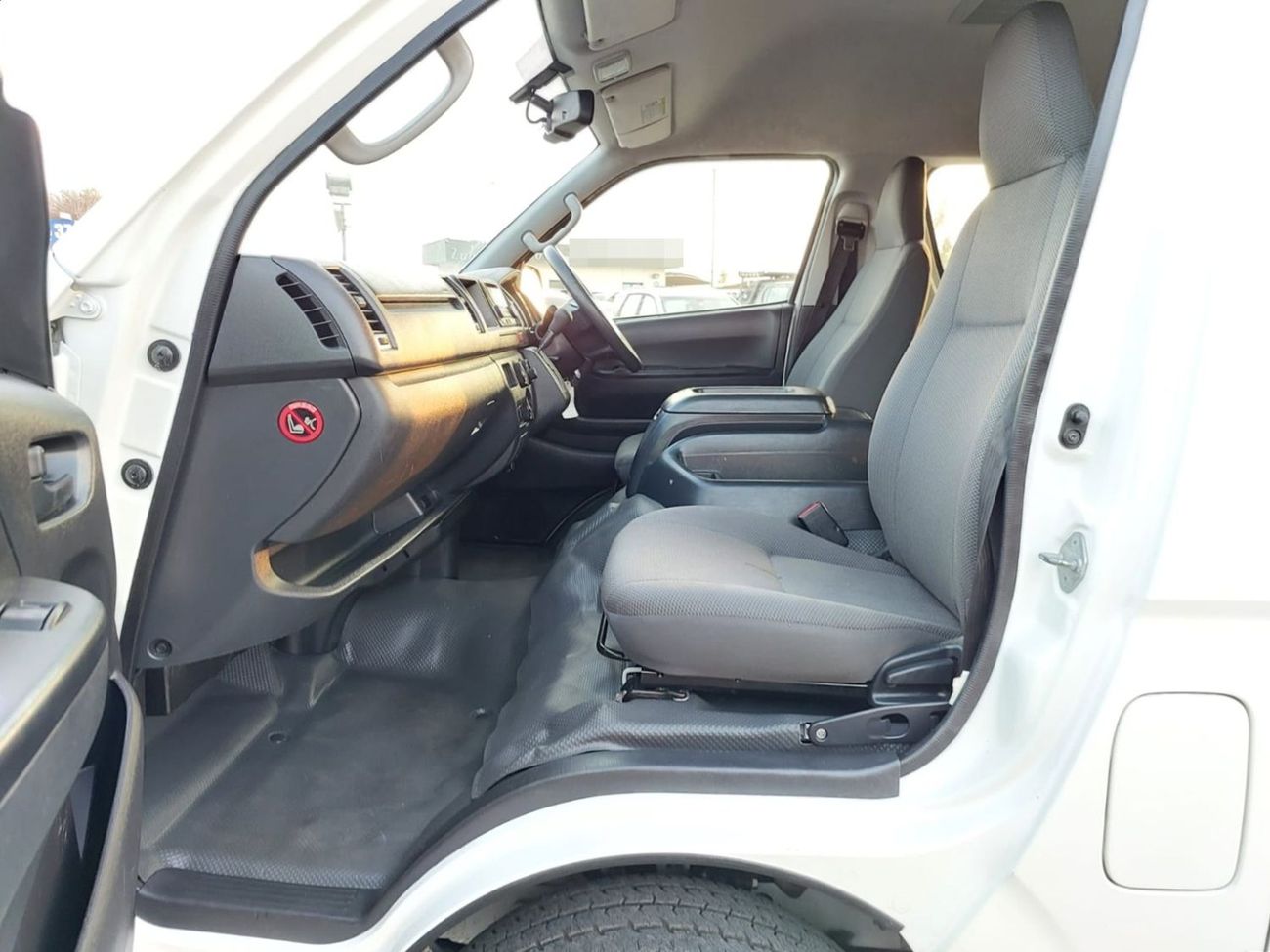 Toyota Hiace TOYOTA HIACE COMMUTER VAN RHD 2016 MODEL 3.0 L DIESEL AUTOMATIC(PM28405)
