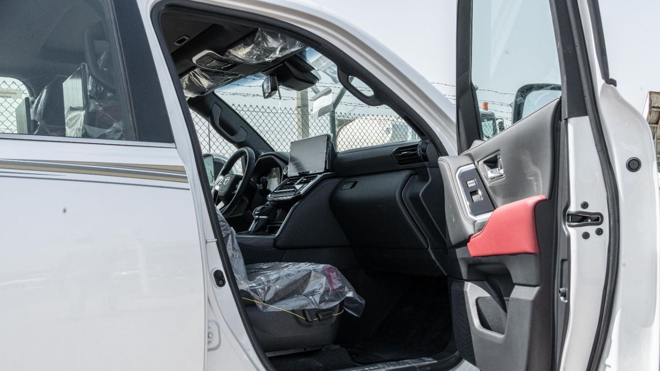 Toyota Land Cruiser 2026 Toyota Land Cruiser VXR 3.5L AT Petrol (White-Red)