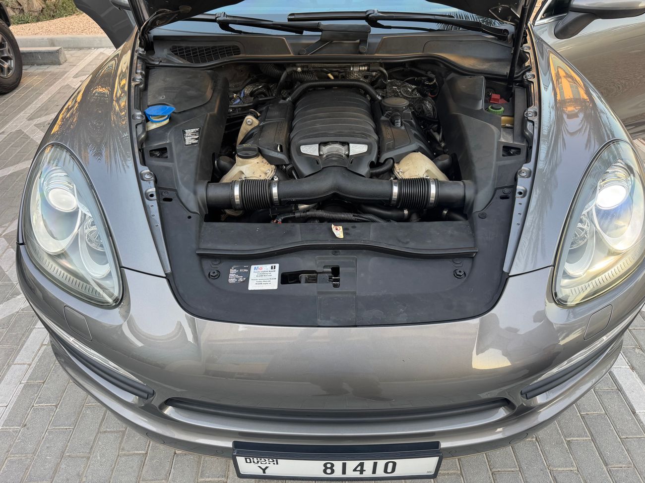 Porsche Cayenne S V8 Platinum edition (GCC)