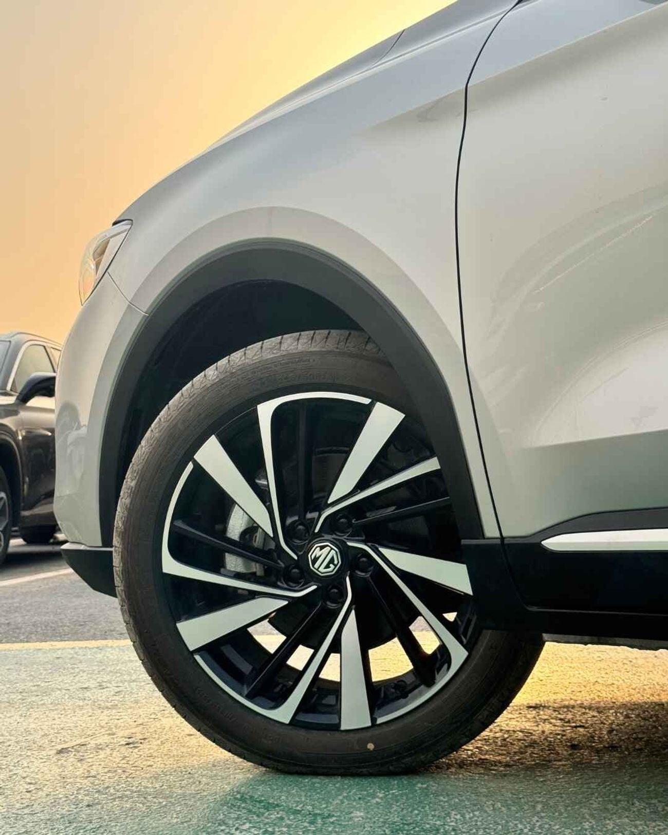 MG ZS LUX
