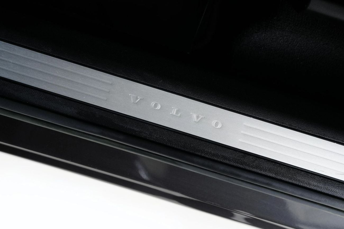 فولفو XC 60 ULTIMATE DARK عقد ضمان وخدمة من شركة الفطيم في دول مجلس التعاون الخليجي - بحالة ممتازة