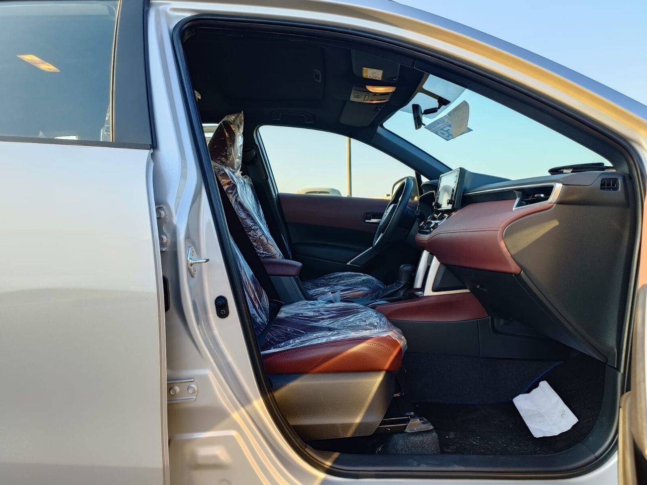 Toyota Corolla Cross 1.8L HYBRID / LEATHER SEATS / DVD+CAMERA / SUNROOF  (CODE #508872))