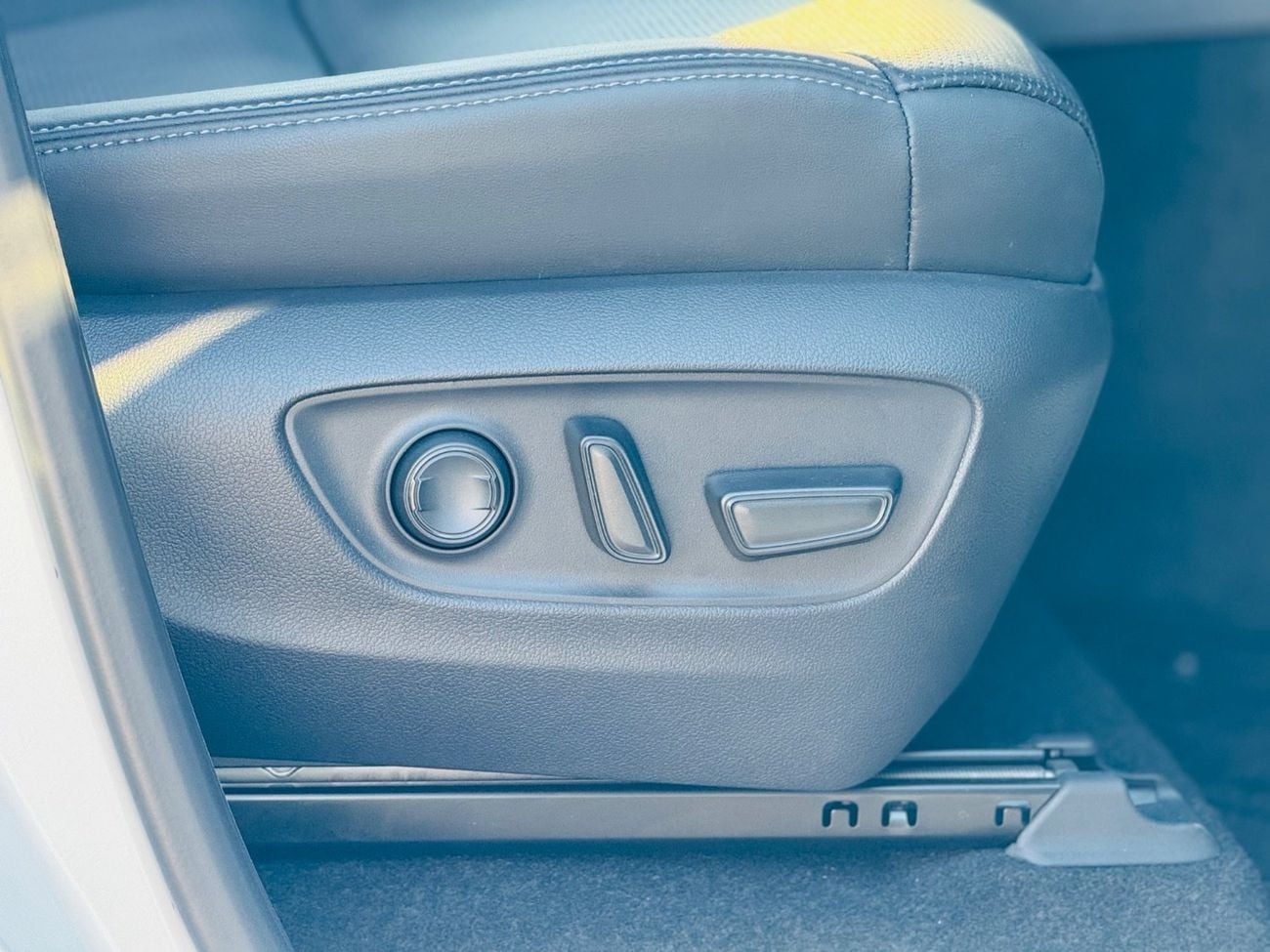 تويوتا لاند كروزر Zx top of the range white with black interior